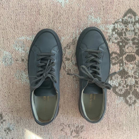 Women’s Common Projects Achilles Low Top Sneaker in dark grey (5472) - Picture 2 of 4